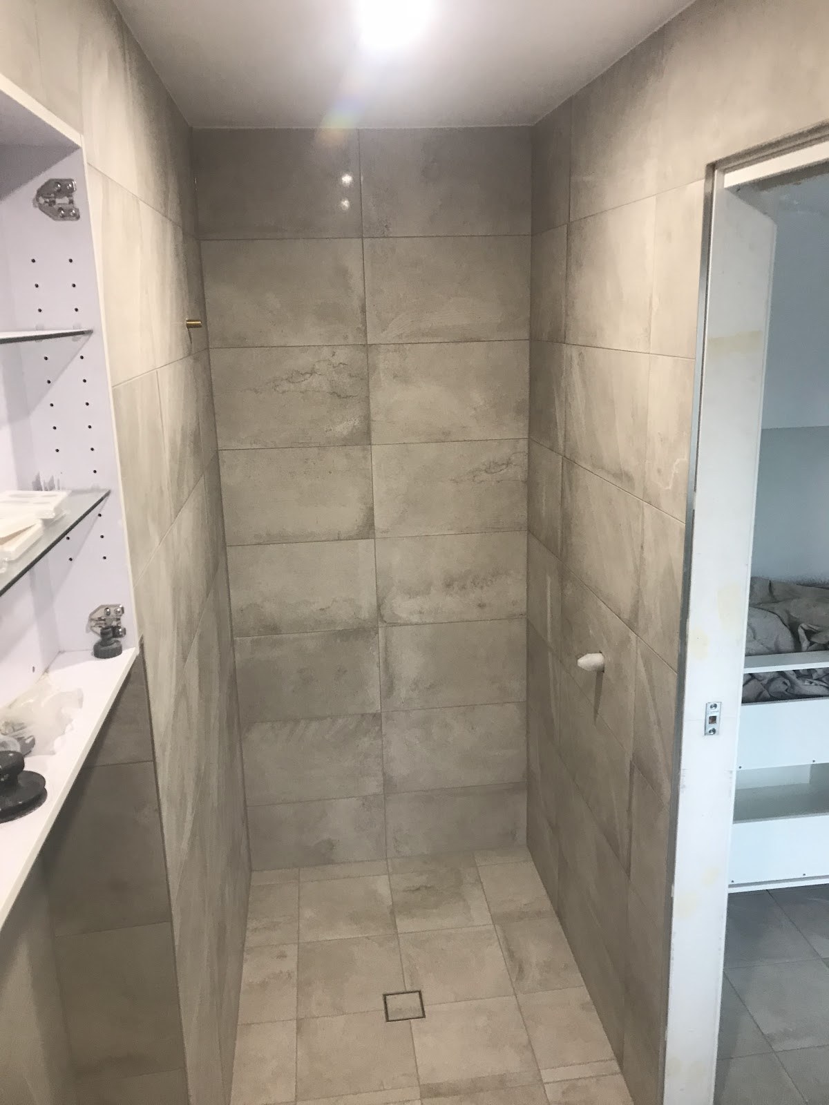 Stone-look wall tiles in a bathroom